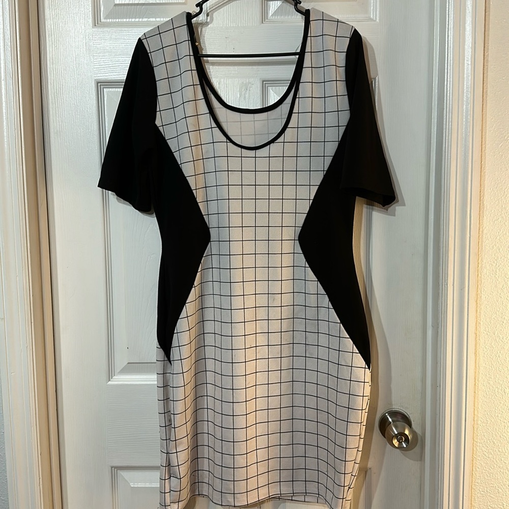 Janette Plus dress. 1x black and white.